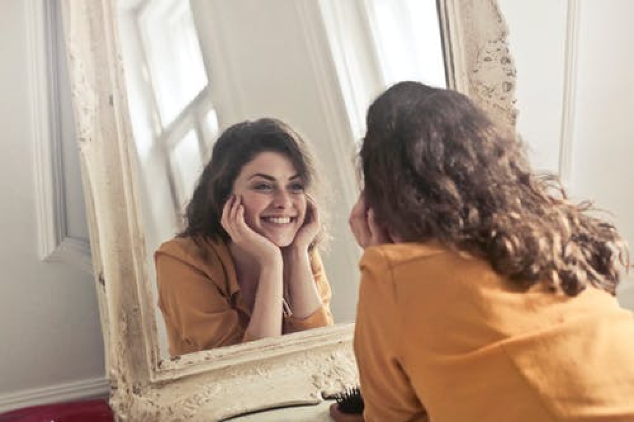 Son muchas las razones por las que nuestra piel puede perder su brillo y elasticidad natural: la exposición al sol, una vida sedentaria, mala alimentación… Por ello, encontramos diversos tratamiento anti-edad que reducen los efectos del paso del tiempo, es decir, las arrugas y la flacidez.