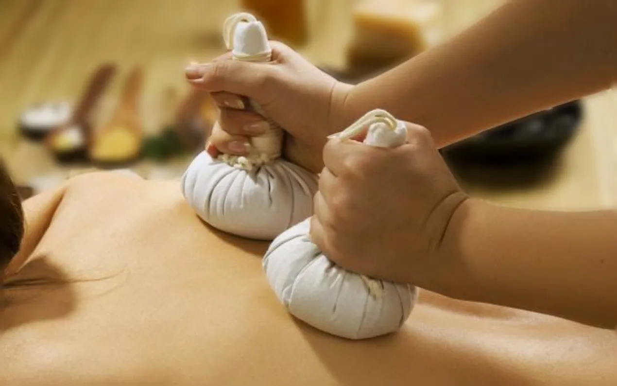Las pindas son unos saquitos con un preparado de hierbas aromáticas y medicinales que se  mezclan con aceites esenciales y que tienen una serie de beneficios para el cuerpo al hacerse un masaje con ellas. 