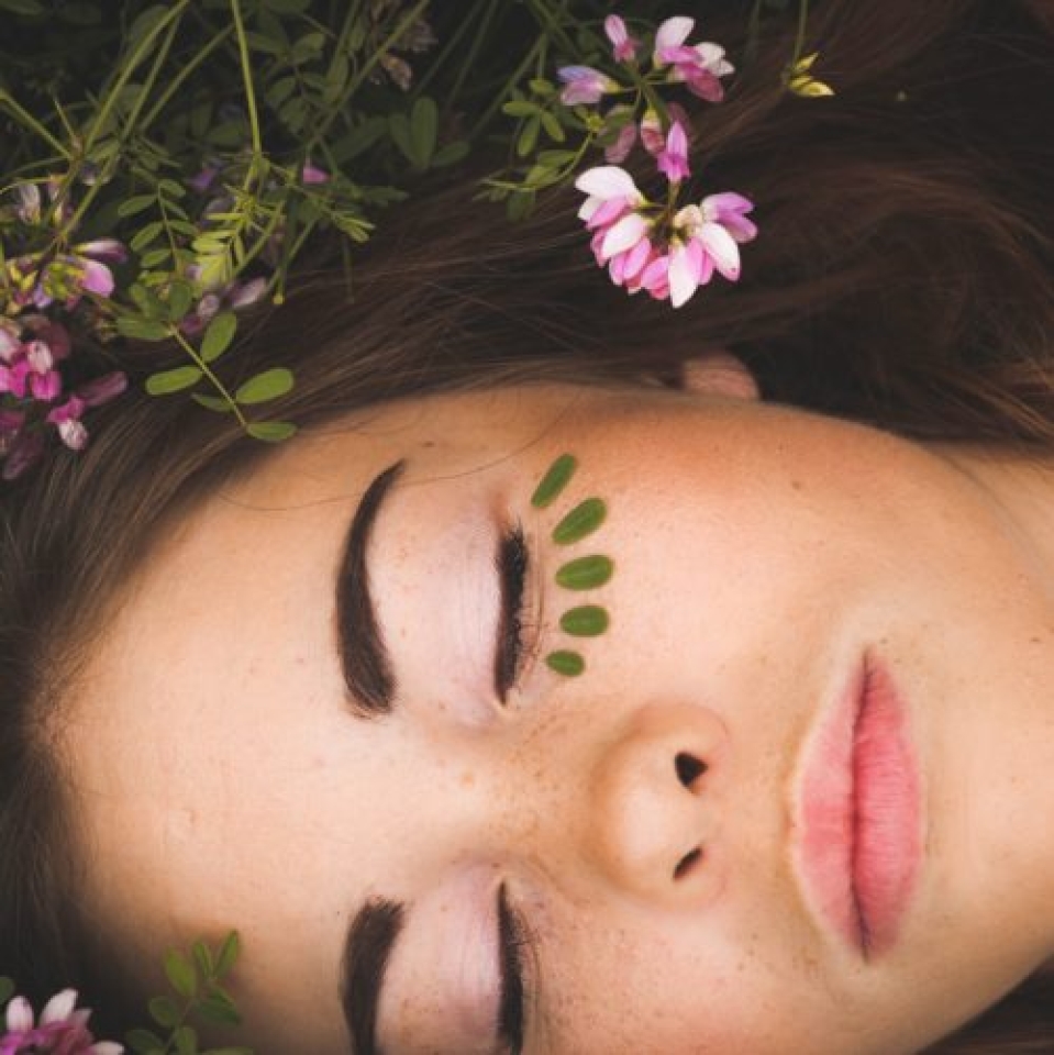 Seguro que has escuchado la frase de “somos lo que comemos”, y es cierto. Reflejamos en el rostro lo que comemos y por ello los alimentos sanos y naturales son los mejores aliados para llevar una vida saludable. A todos nos gusta cuidarnos y estar sanos, y esto es algo que nuestra piel agradece.